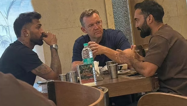 Hardik Pandya Spotted with Dinesh Karthik - Is He Heading to RCB After Leaving Mumbai Indians?